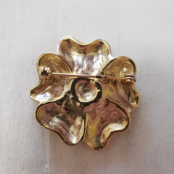 Vintage Gold tone Flower Pin - Picture 3 of 4